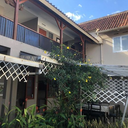 De Riau Guesthouse Bandung Exteriör bild