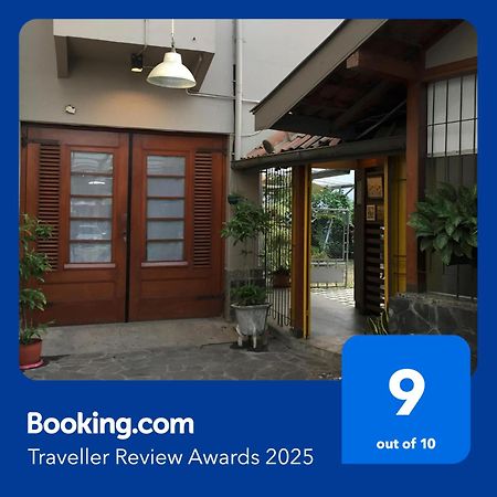 De Riau Guesthouse Bandung Exteriör bild