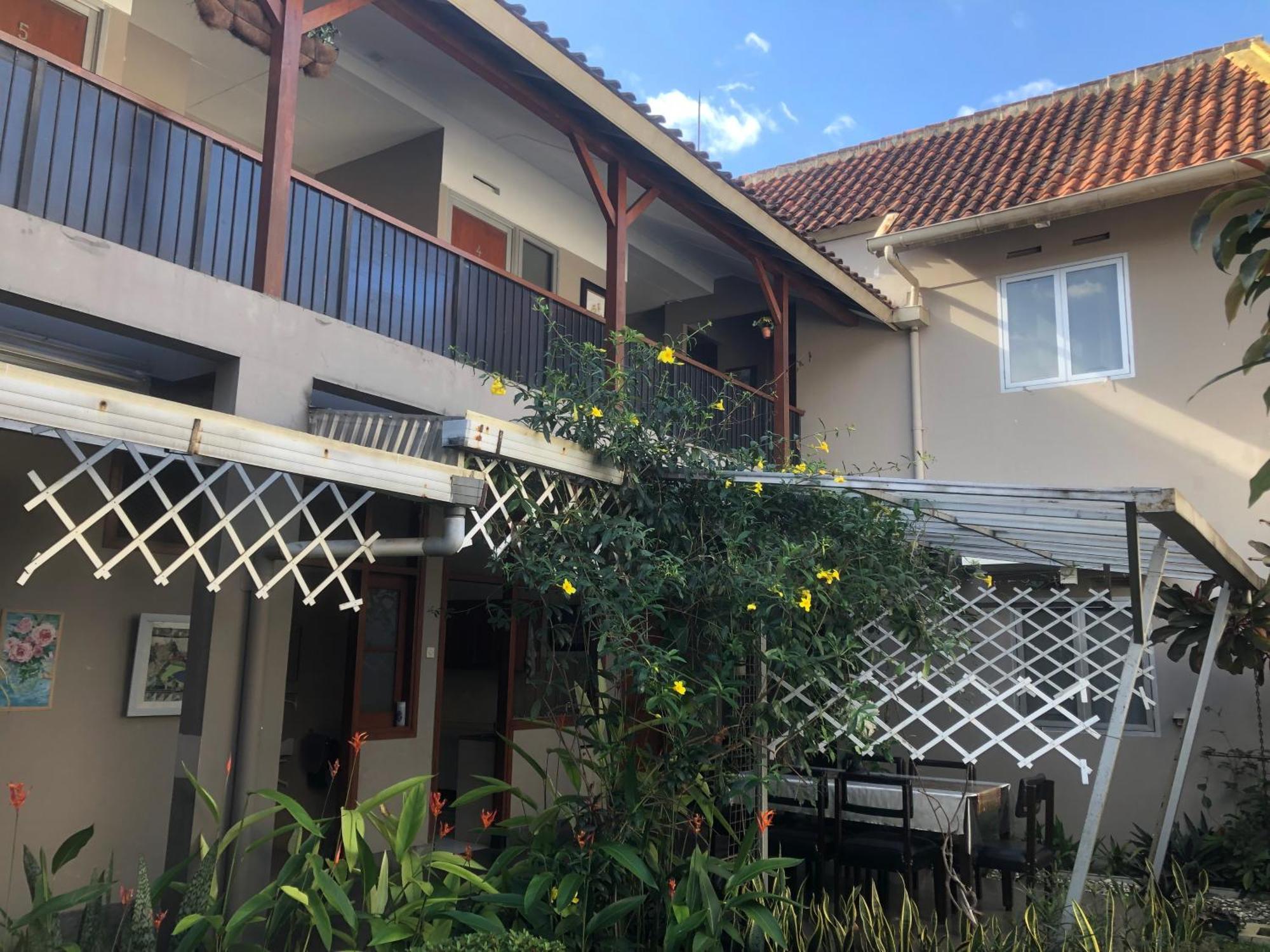 De Riau Guesthouse Bandung Exteriör bild