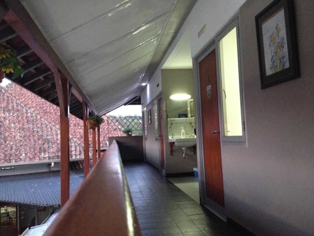 De Riau Guesthouse Bandung Exteriör bild