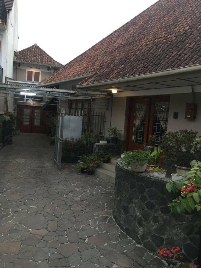 De Riau Guesthouse Bandung Exteriör bild