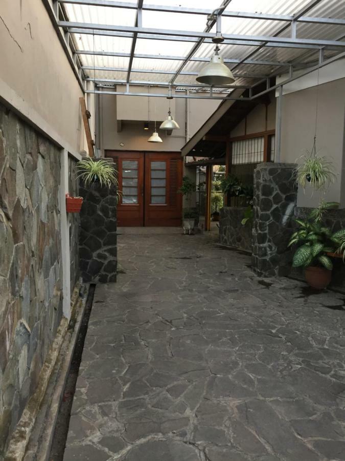 De Riau Guesthouse Bandung Exteriör bild