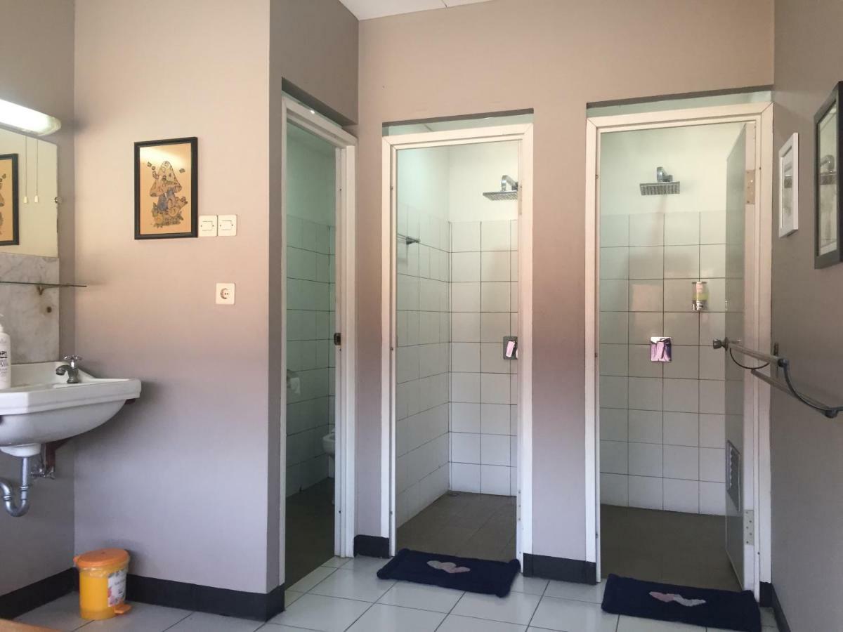 De Riau Guesthouse Bandung Exteriör bild
